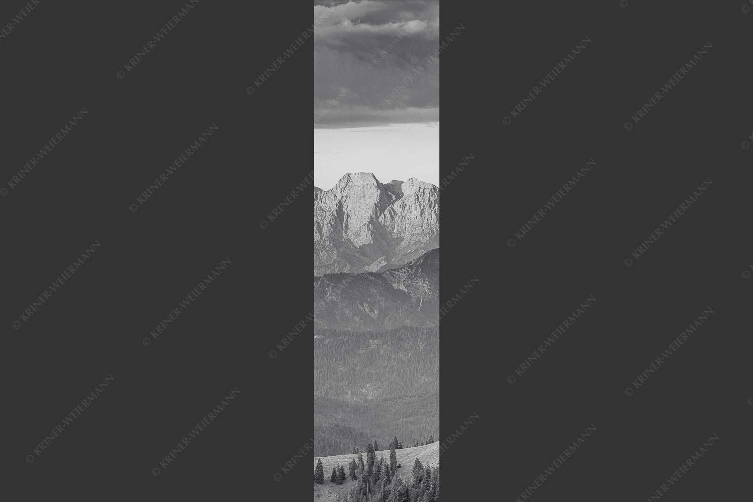 Panoramablick auf die Nordwände des Karwendels im ersten Morgenlicht - Karwendel Erwacht 1:4 sw -- Alpines Morgenpanorama - mehr Infos bei www.Kriner-Weiermann.de