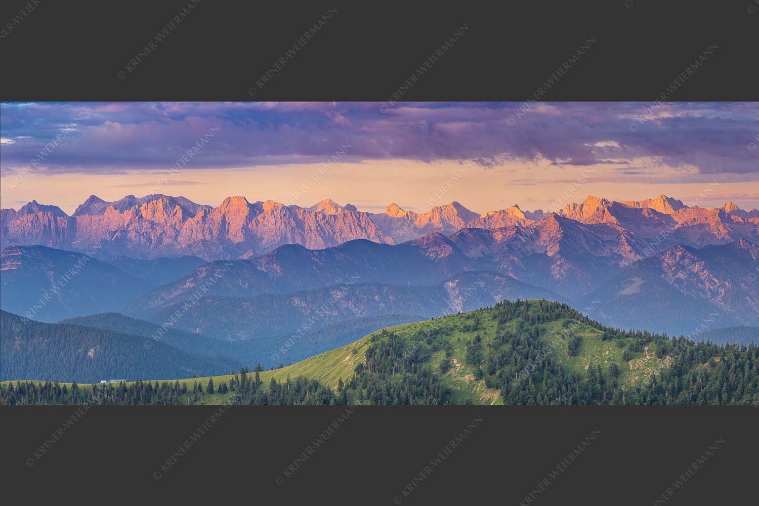 Panoramablick auf die Nordwände des Karwendels im ersten Morgenlicht - Karwendel Erwacht 2,5:1  -- Alpines Morgenpanorama - mehr Infos bei www.Kriner-Weiermann.de