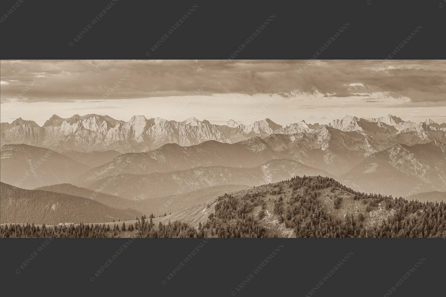 Panoramablick auf die Nordwände des Karwendels im ersten Morgenlicht - Karwendel Erwacht 2,5:1 sepia -- Alpines Morgenpanorama - mehr Infos bei www.Kriner-Weiermann.de