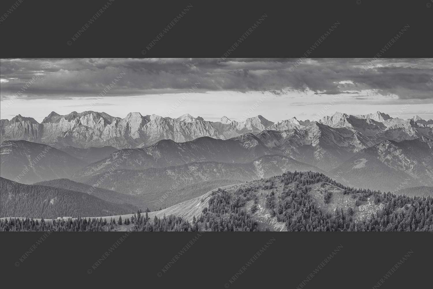 Panoramablick auf die Nordwände des Karwendels im ersten Morgenlicht - Karwendel Erwacht 2,5:1 sw -- Alpines Morgenpanorama - mehr Infos bei www.Kriner-Weiermann.de