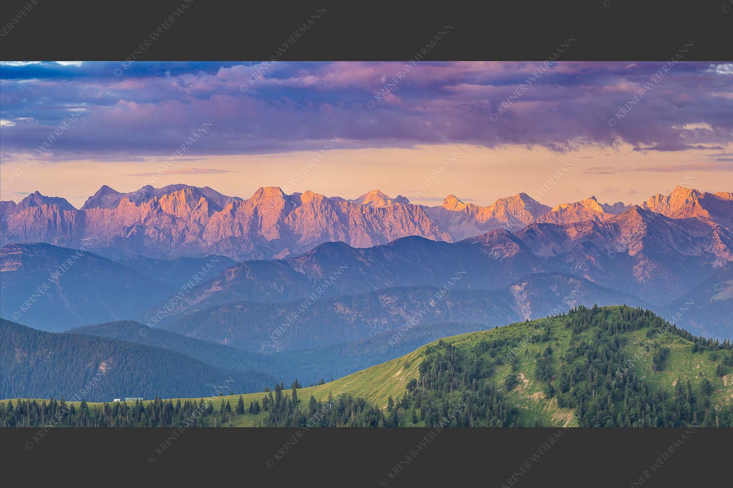 Panoramablick auf die Nordwände des Karwendels im ersten Morgenlicht - Karwendel Erwacht 2:1  -- Alpines Morgenpanorama - mehr Infos bei www.Kriner-Weiermann.de