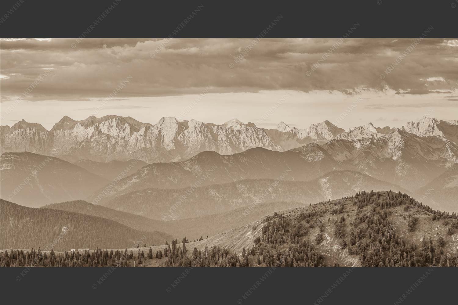 Panoramablick auf die Nordwände des Karwendels im ersten Morgenlicht - Karwendel Erwacht 2:1 sepia -- Alpines Morgenpanorama - mehr Infos bei www.Kriner-Weiermann.de