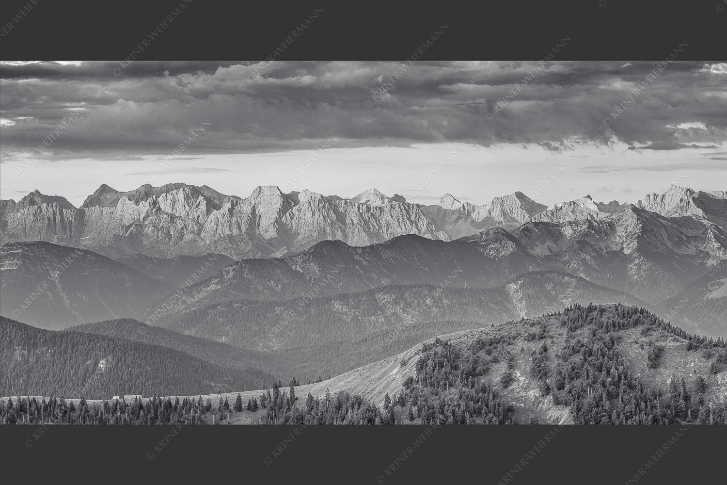 Panoramablick auf die Nordwände des Karwendels im ersten Morgenlicht - Karwendel Erwacht 2:1 sw -- Alpines Morgenpanorama - mehr Infos bei www.Kriner-Weiermann.de