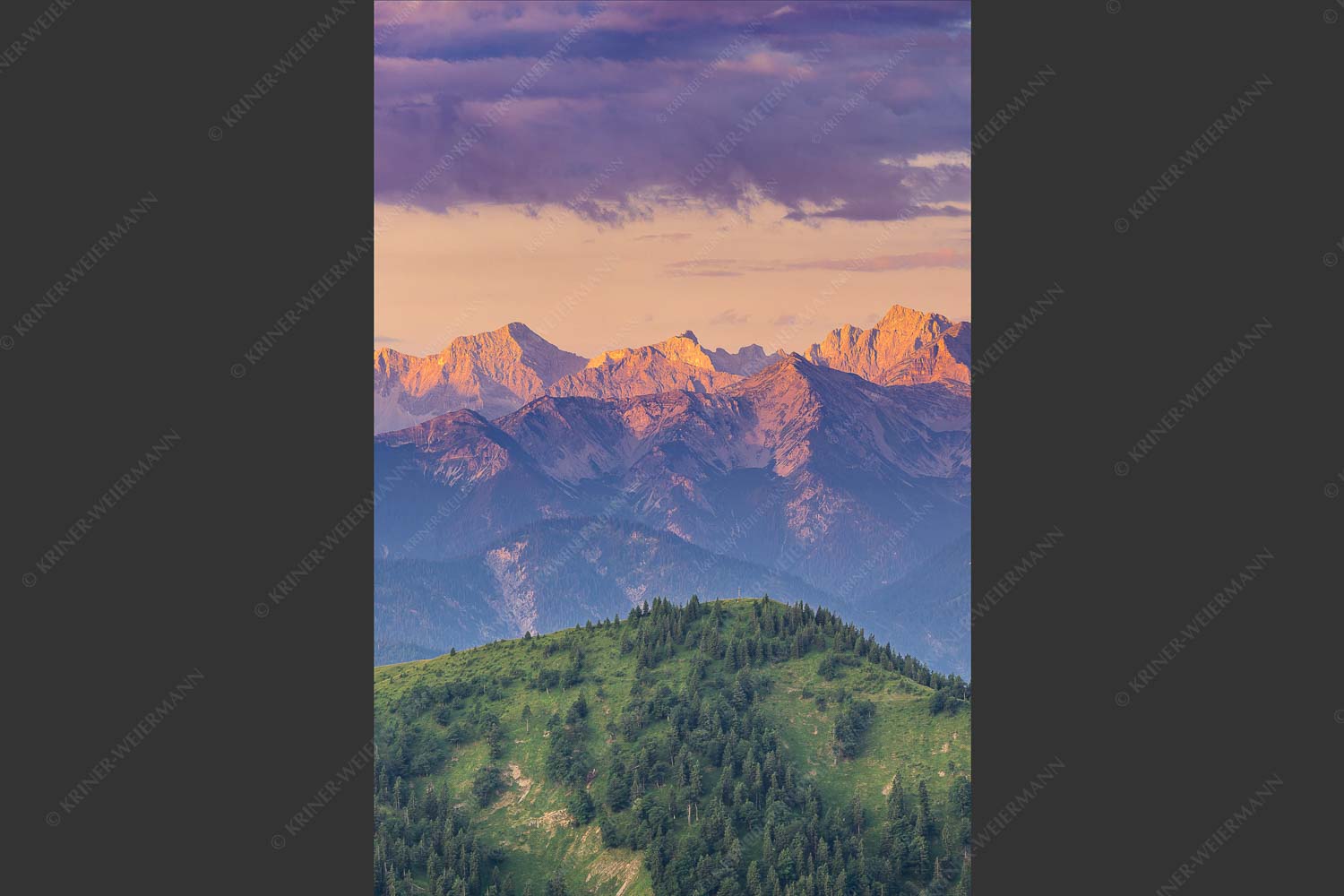Panoramablick auf die Nordwände des Karwendels im ersten Morgenlicht - Karwendel Erwacht 2:3  -- Alpines Morgenpanorama - mehr Infos bei www.Kriner-Weiermann.de