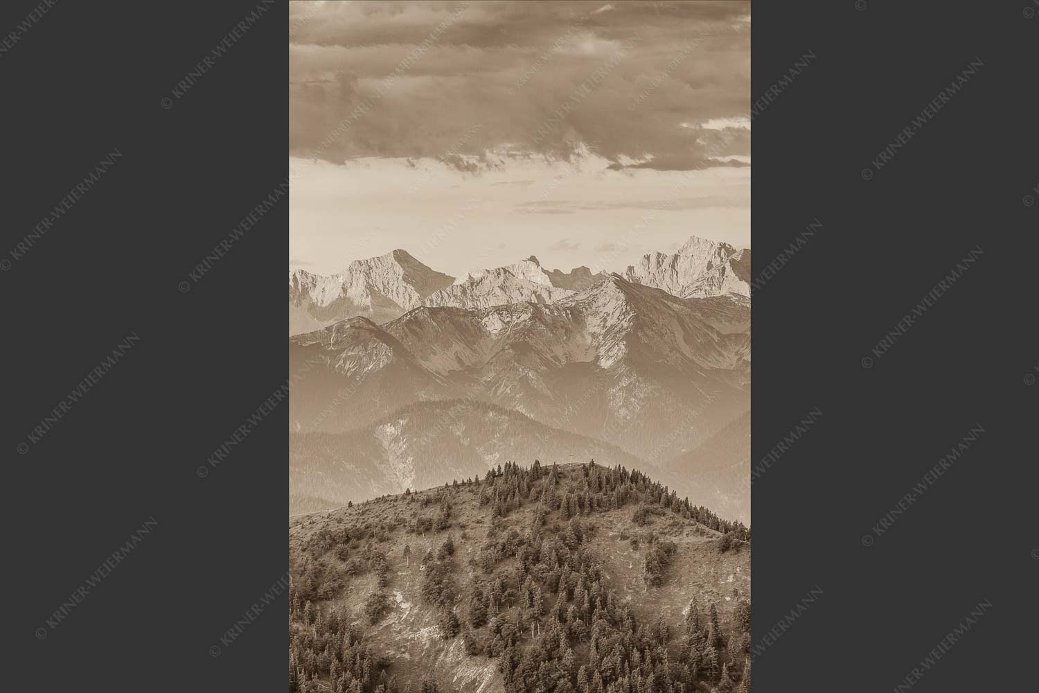 Panoramablick auf die Nordwände des Karwendels im ersten Morgenlicht - Karwendel Erwacht 2:3 sepia -- Alpines Morgenpanorama - mehr Infos bei www.Kriner-Weiermann.de