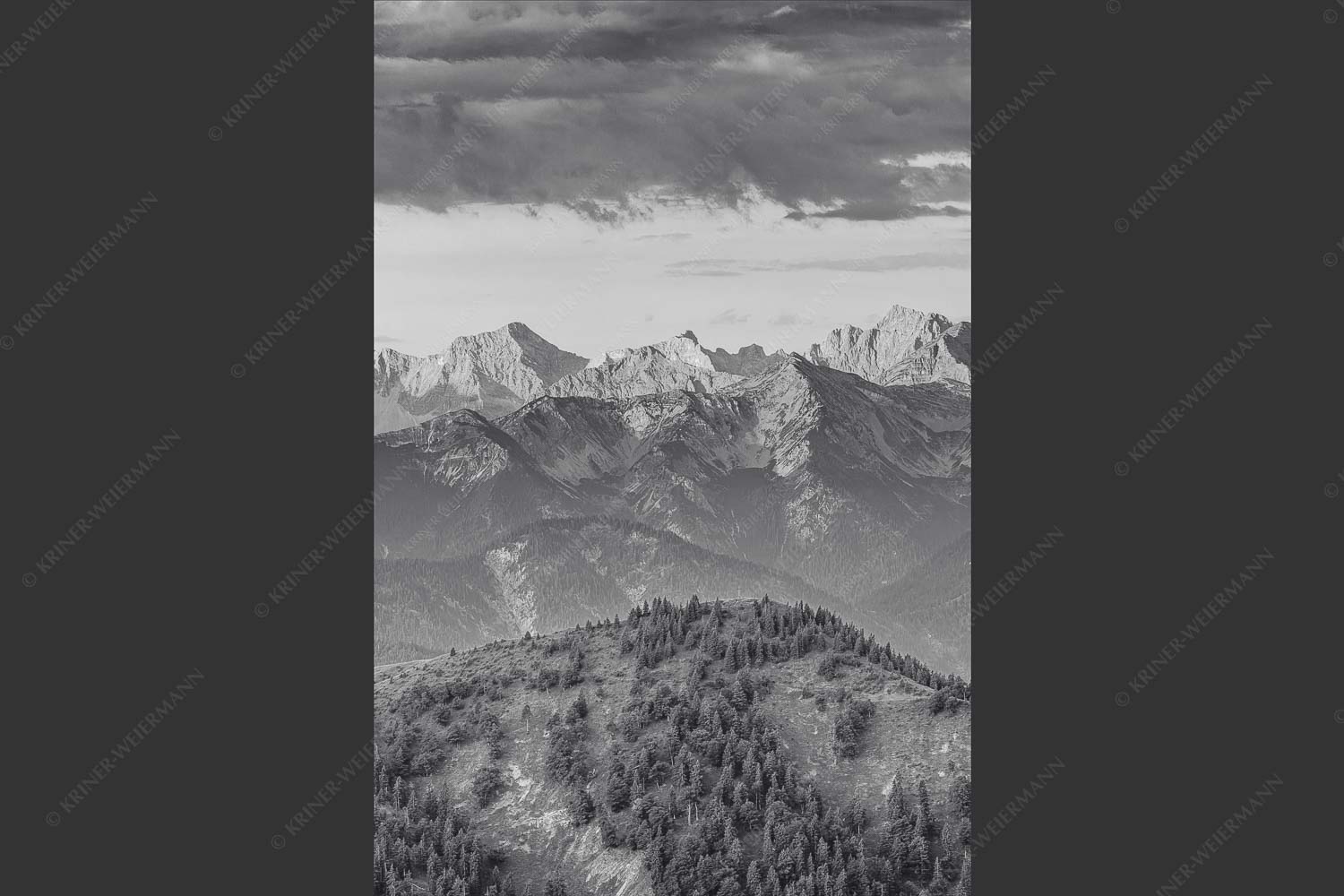 Panoramablick auf die Nordwände des Karwendels im ersten Morgenlicht - Karwendel Erwacht 2:3 sw -- Alpines Morgenpanorama - mehr Infos bei www.Kriner-Weiermann.de