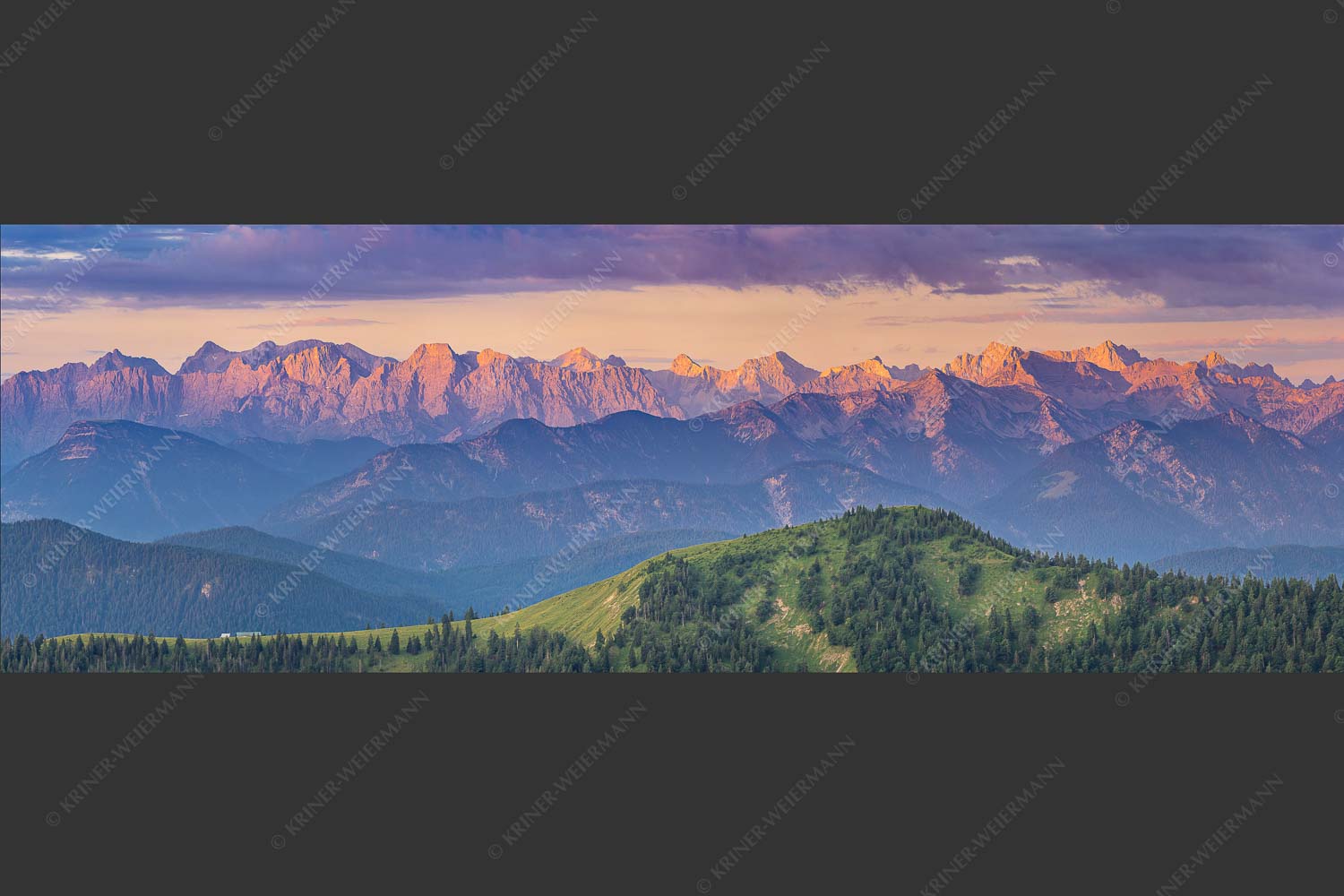 Panoramablick auf die Nordwände des Karwendels im ersten Morgenlicht - Karwendel Erwacht 3:1  -- Alpines Morgenpanorama - mehr Infos bei www.Kriner-Weiermann.de