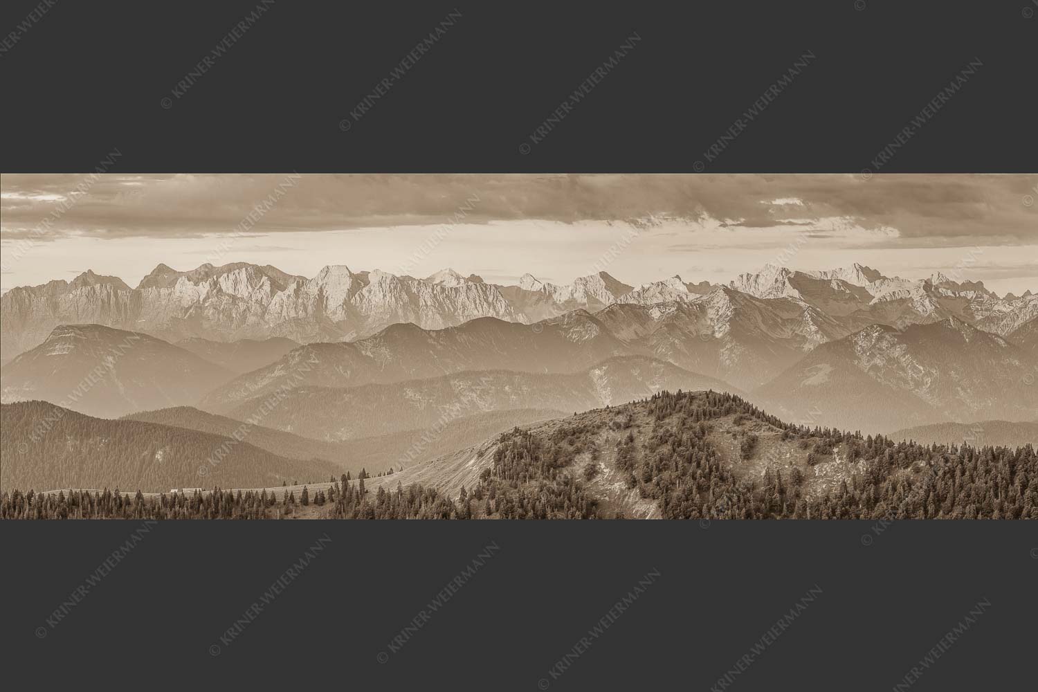 Panoramablick auf die Nordwände des Karwendels im ersten Morgenlicht - Karwendel Erwacht 3:1 sepia -- Alpines Morgenpanorama - mehr Infos bei www.Kriner-Weiermann.de