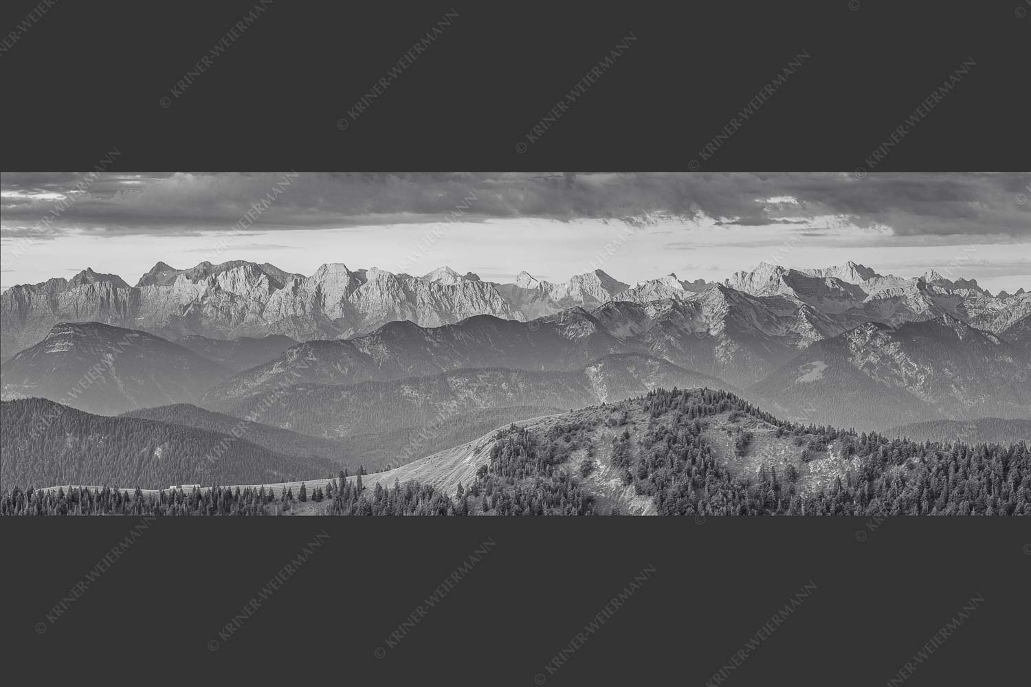 Panoramablick auf die Nordwände des Karwendels im ersten Morgenlicht - Karwendel Erwacht 3:1 sw -- Alpines Morgenpanorama - mehr Infos bei www.Kriner-Weiermann.de