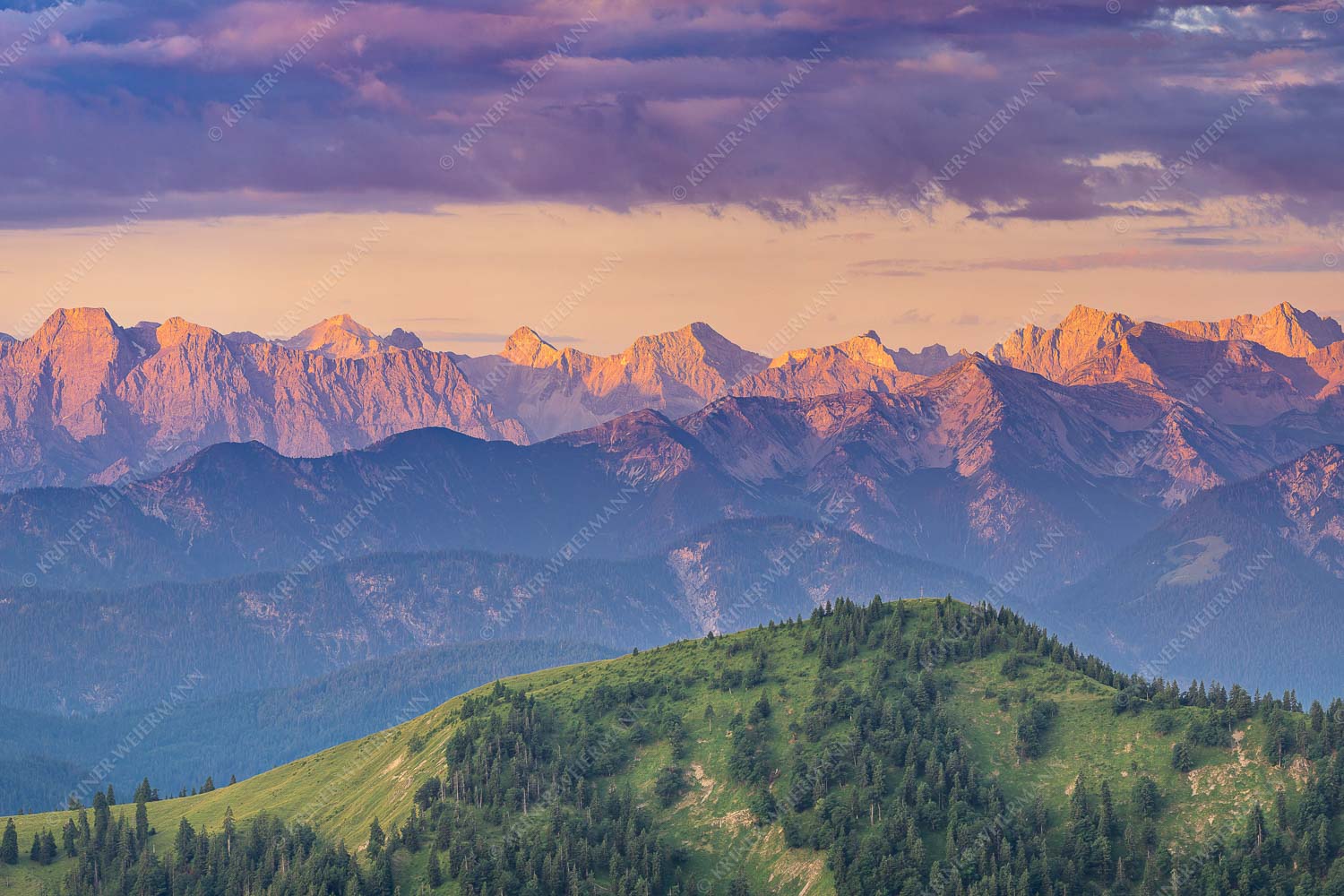 Panoramablick auf die Nordwände des Karwendels im ersten Morgenlicht - Karwendel Erwacht 3:2  -- Alpines Morgenpanorama - mehr Infos bei www.Kriner-Weiermann.de