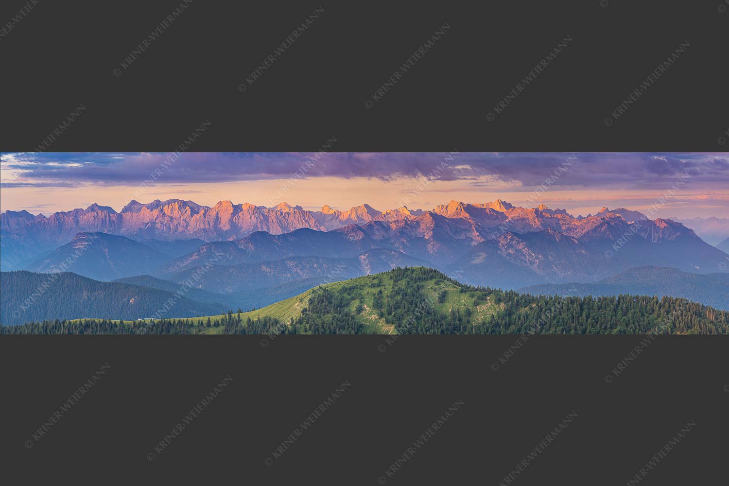 Panoramablick auf die Nordwände des Karwendels im ersten Morgenlicht - Karwendel Erwacht 4:1  -- Alpines Morgenpanorama - mehr Infos bei www.Kriner-Weiermann.de