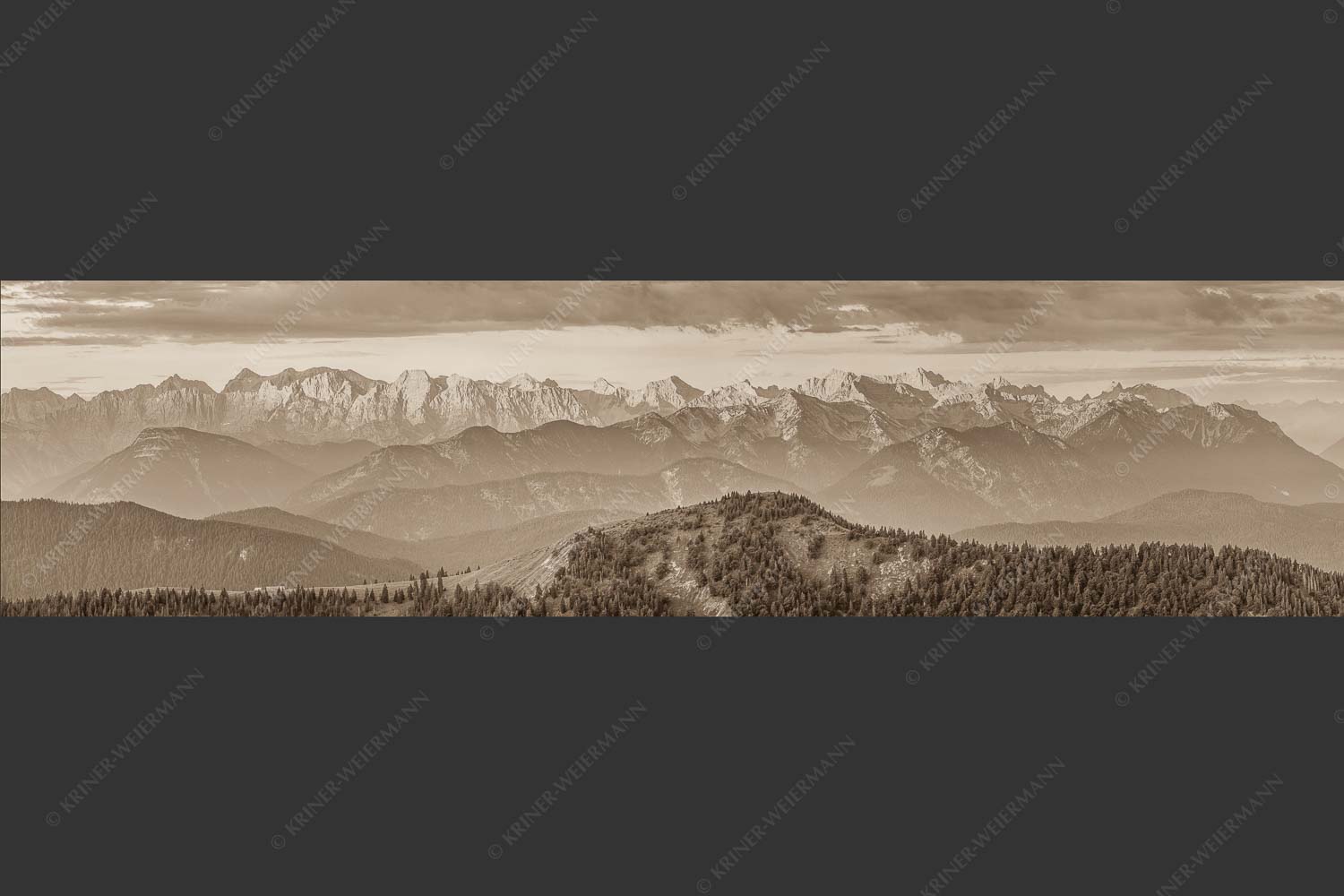 Panoramablick auf die Nordwände des Karwendels im ersten Morgenlicht - Karwendel Erwacht 4:1 sepia -- Alpines Morgenpanorama - mehr Infos bei www.Kriner-Weiermann.de