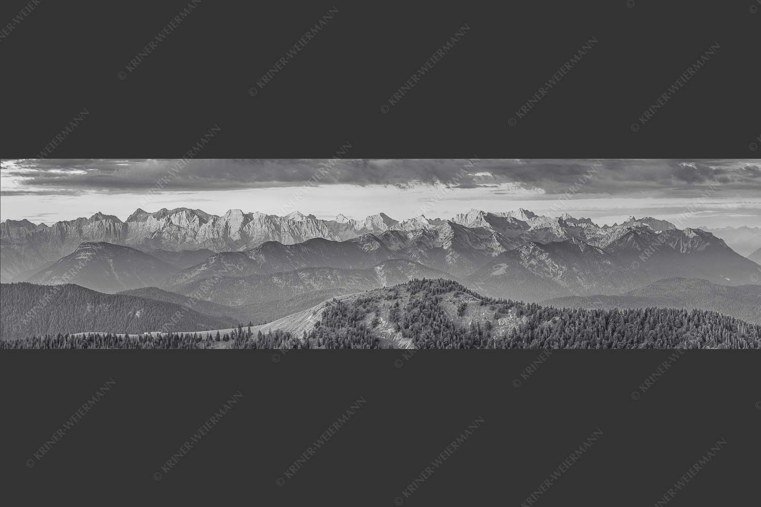 Panoramablick auf die Nordwände des Karwendels im ersten Morgenlicht - Karwendel Erwacht 4:1 sw -- Alpines Morgenpanorama - mehr Infos bei www.Kriner-Weiermann.de