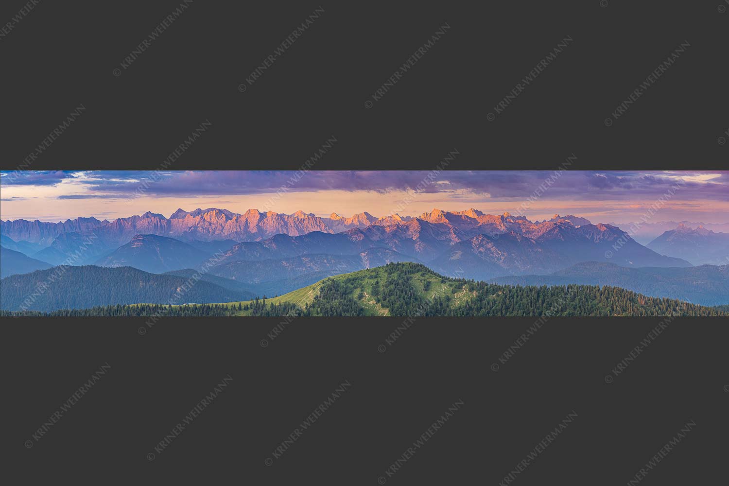 Panoramablick auf die Nordwände des Karwendels im ersten Morgenlicht - Karwendel Erwacht 5:1  -- Alpines Morgenpanorama - mehr Infos bei www.Kriner-Weiermann.de