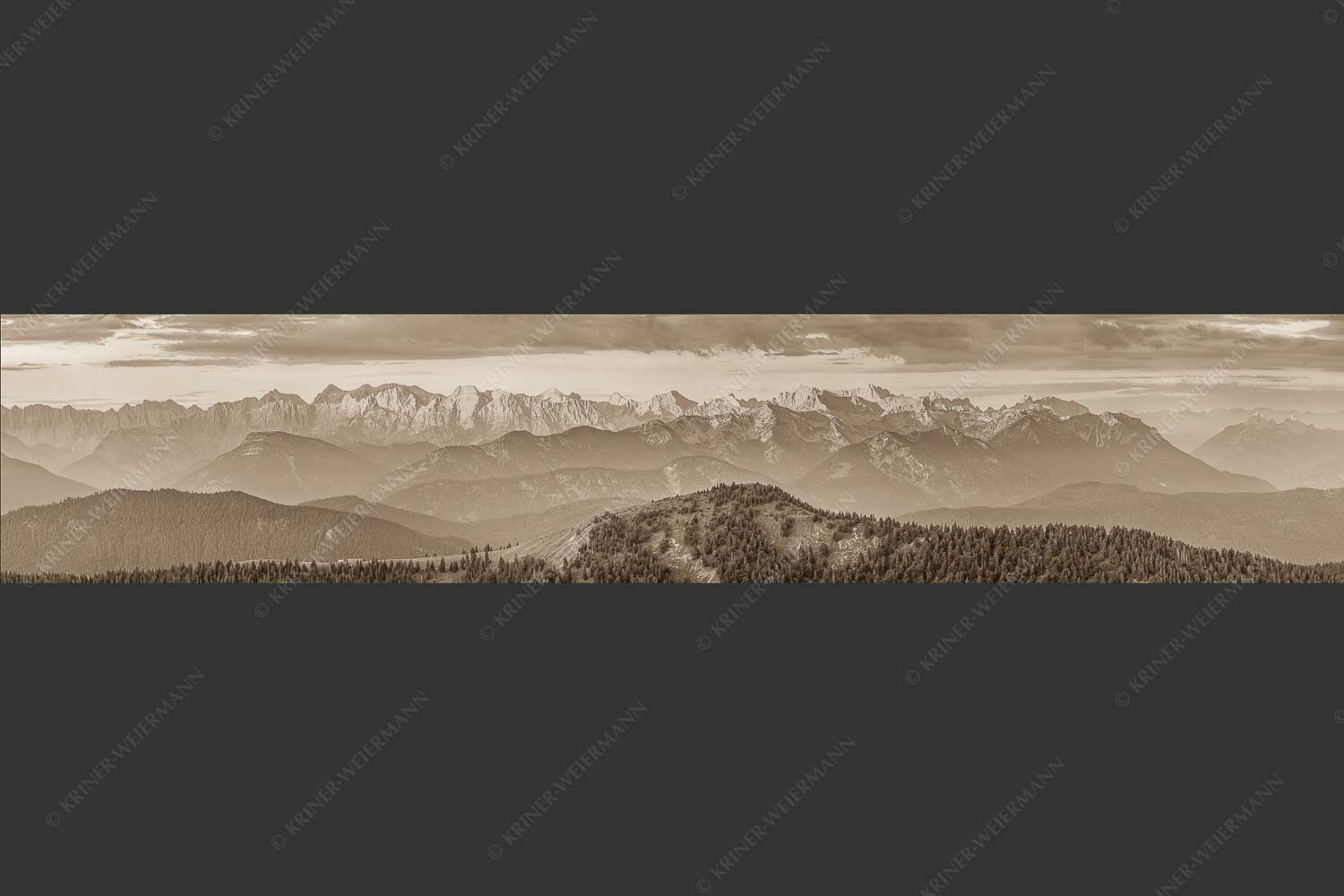 Panoramablick auf die Nordwände des Karwendels im ersten Morgenlicht - Karwendel Erwacht 5:1 sepia -- Alpines Morgenpanorama - mehr Infos bei www.Kriner-Weiermann.de