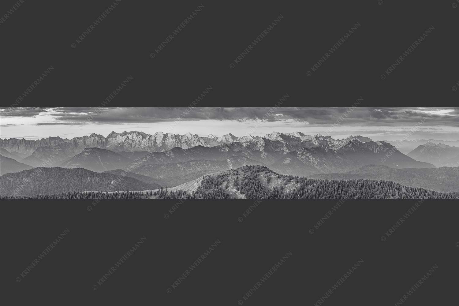 Panoramablick auf die Nordwände des Karwendels im ersten Morgenlicht - Karwendel Erwacht 5:1 sw -- Alpines Morgenpanorama - mehr Infos bei www.Kriner-Weiermann.de