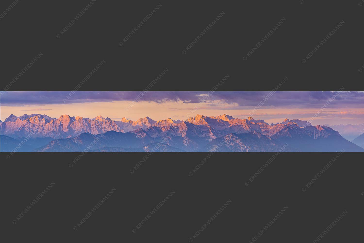 Panoramablick auf die Nordwände des Karwendels im ersten Morgenlicht - Karwendel Erwacht 6:1  -- Alpines Morgenpanorama - mehr Infos bei www.Kriner-Weiermann.de