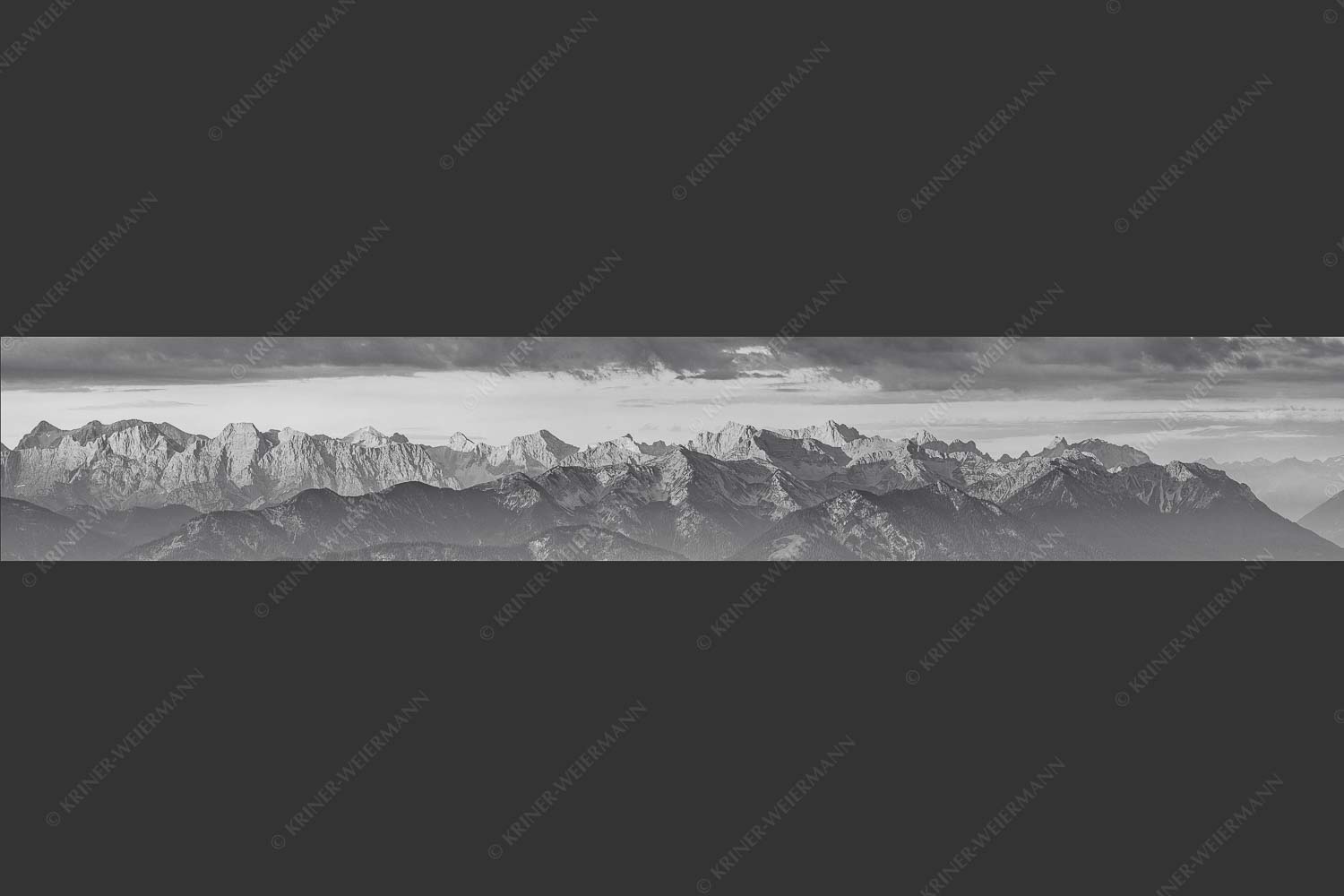 Panoramablick auf die Nordwände des Karwendels im ersten Morgenlicht - Karwendel Erwacht 6:1 sw -- Alpines Morgenpanorama - mehr Infos bei www.Kriner-Weiermann.de