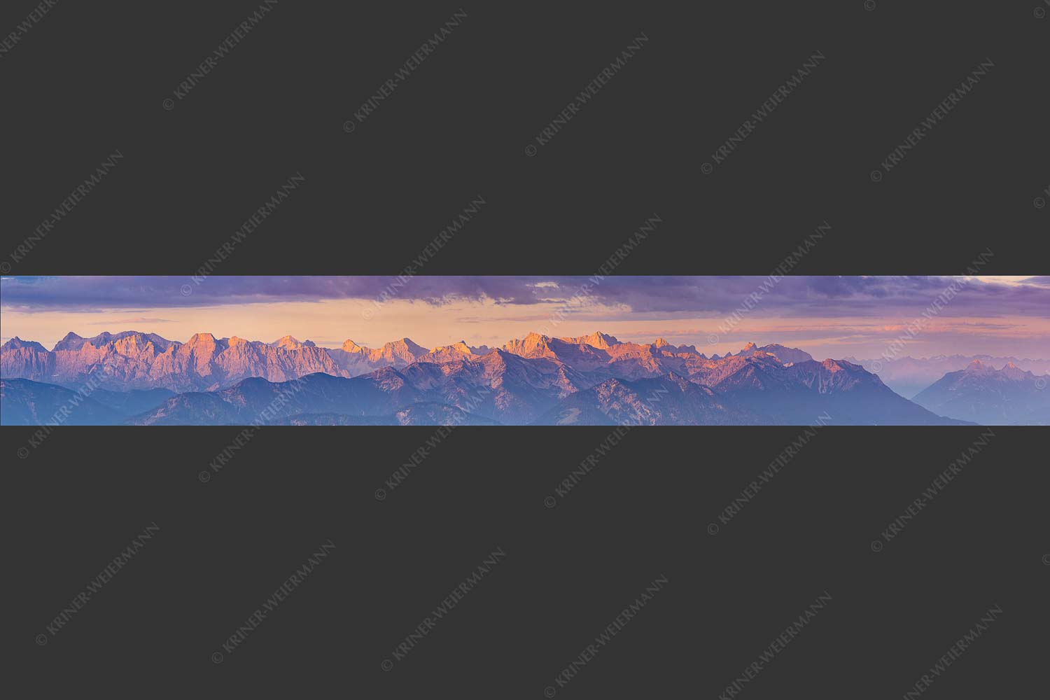 Panoramablick auf die Nordwände des Karwendels im ersten Morgenlicht - Karwendel Erwacht 7:1  -- Alpines Morgenpanorama - mehr Infos bei www.Kriner-Weiermann.de