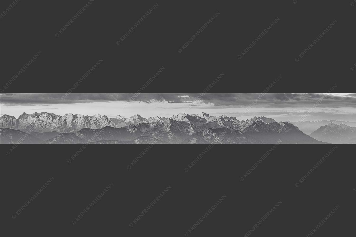 Panoramablick auf die Nordwände des Karwendels im ersten Morgenlicht - Karwendel Erwacht 7:1 sw -- Alpines Morgenpanorama - mehr Infos bei www.Kriner-Weiermann.de