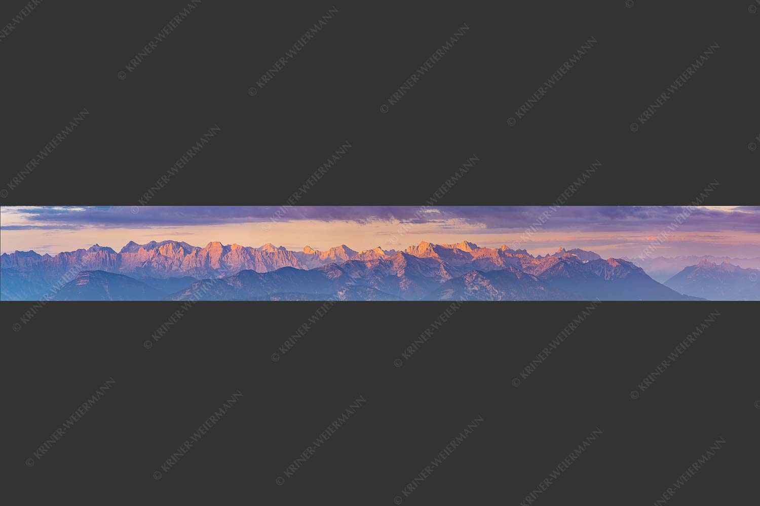 Panoramablick auf die Nordwände des Karwendels im ersten Morgenlicht - Karwendel Erwacht 8:1  -- Alpines Morgenpanorama - mehr Infos bei www.Kriner-Weiermann.de