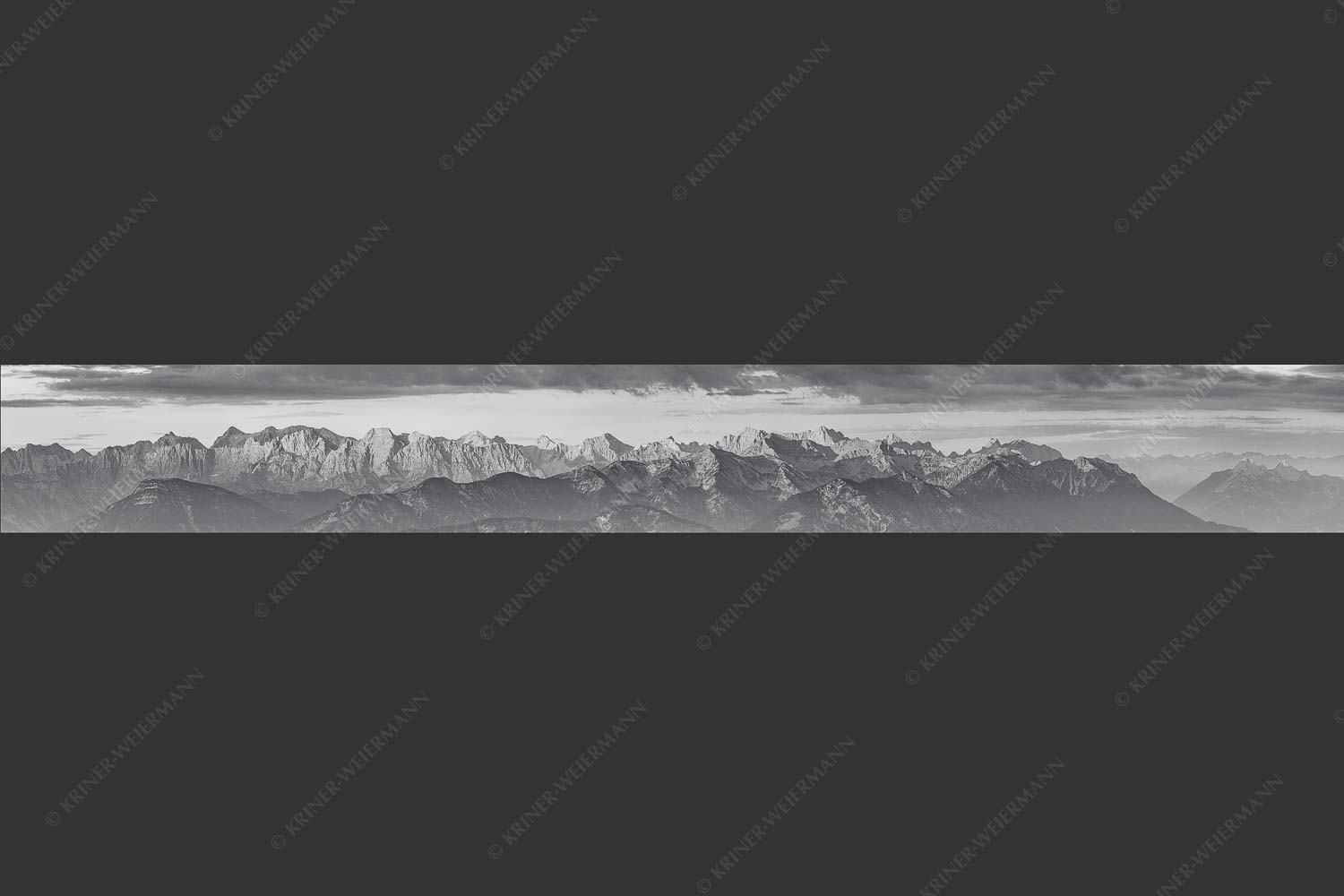 Panoramablick auf die Nordwände des Karwendels im ersten Morgenlicht - Karwendel Erwacht 8:1 sw -- Alpines Morgenpanorama - mehr Infos bei www.Kriner-Weiermann.de