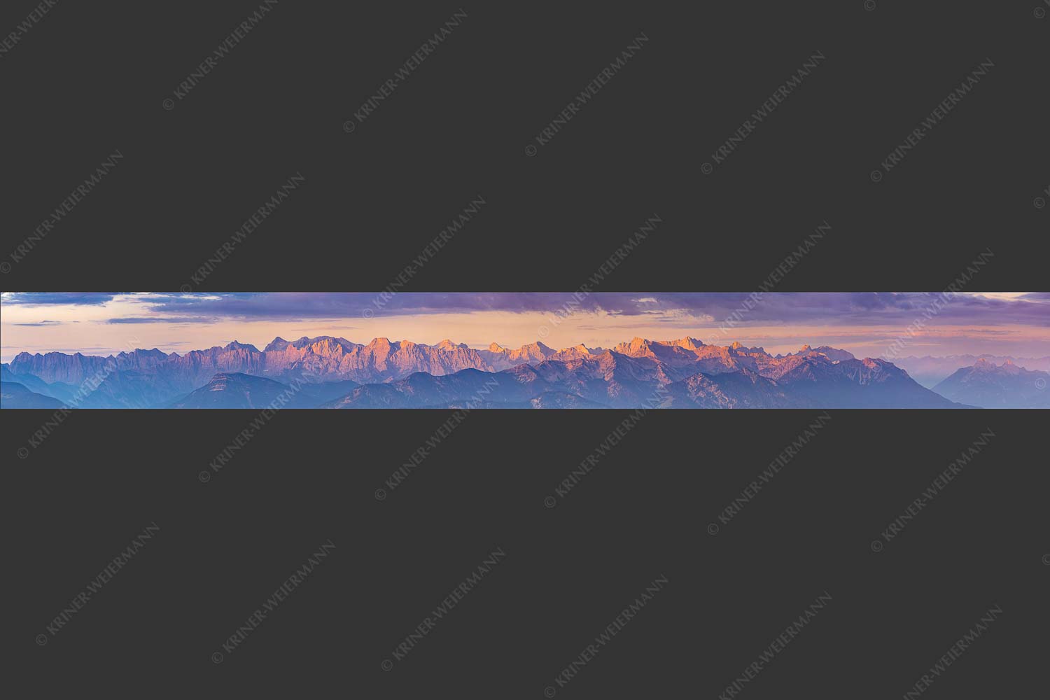 Panoramablick auf die Nordwände des Karwendels im ersten Morgenlicht - Karwendel Erwacht 9:1  -- Alpines Morgenpanorama - mehr Infos bei www.Kriner-Weiermann.de