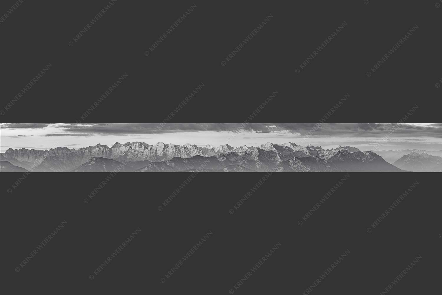 Panoramablick auf die Nordwände des Karwendels im ersten Morgenlicht - Karwendel Erwacht 9:1 sw -- Alpines Morgenpanorama - mehr Infos bei www.Kriner-Weiermann.de