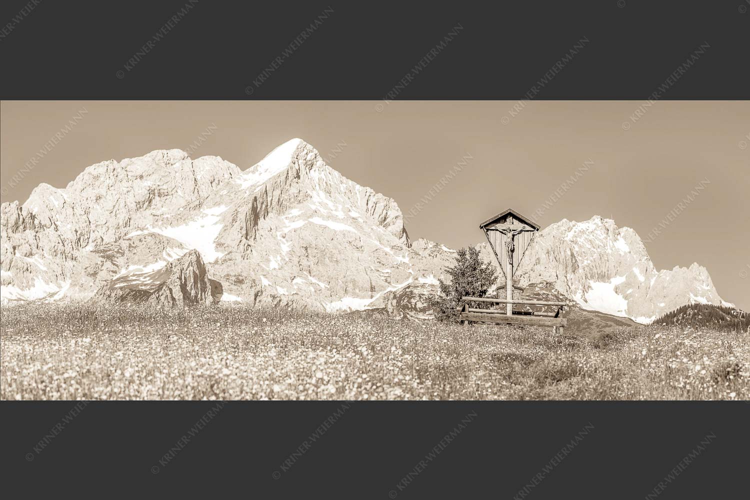 Blick über Blumenwiese am Eckbauer zum Zugspitzmassiv - Wegkreuz 2,5:1 sepia -- Alpine Kulturlandschaft Alpspitze Zugspitze - mehr Infos bei www.Kriner-Weiermann.de