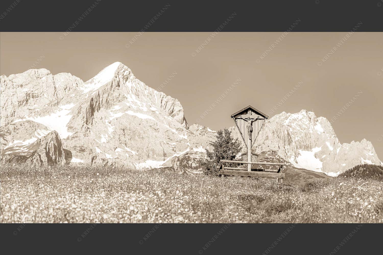 Blick über Blumenwiese am Eckbauer zum Zugspitzmassiv - Wegkreuz 2:1 sepia -- Alpine Kulturlandschaft Alpspitze Zugspitze - mehr Infos bei www.Kriner-Weiermann.de