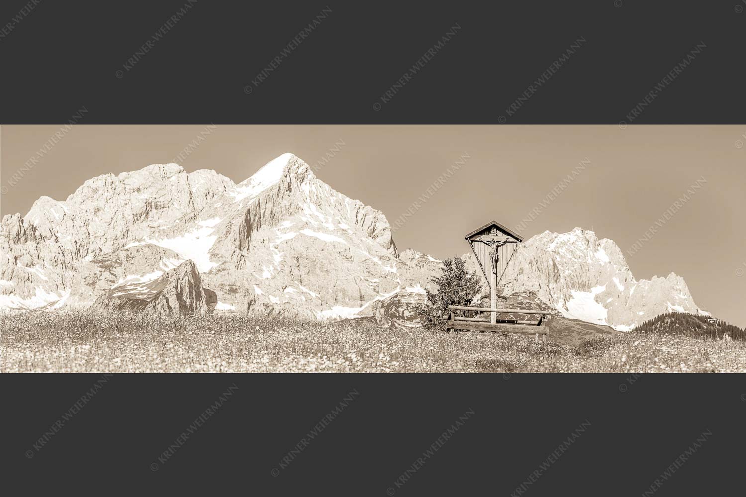Blick über Blumenwiese am Eckbauer zum Zugspitzmassiv - Wegkreuz 3:1 sepia -- Alpine Kulturlandschaft Alpspitze Zugspitze - mehr Infos bei www.Kriner-Weiermann.de