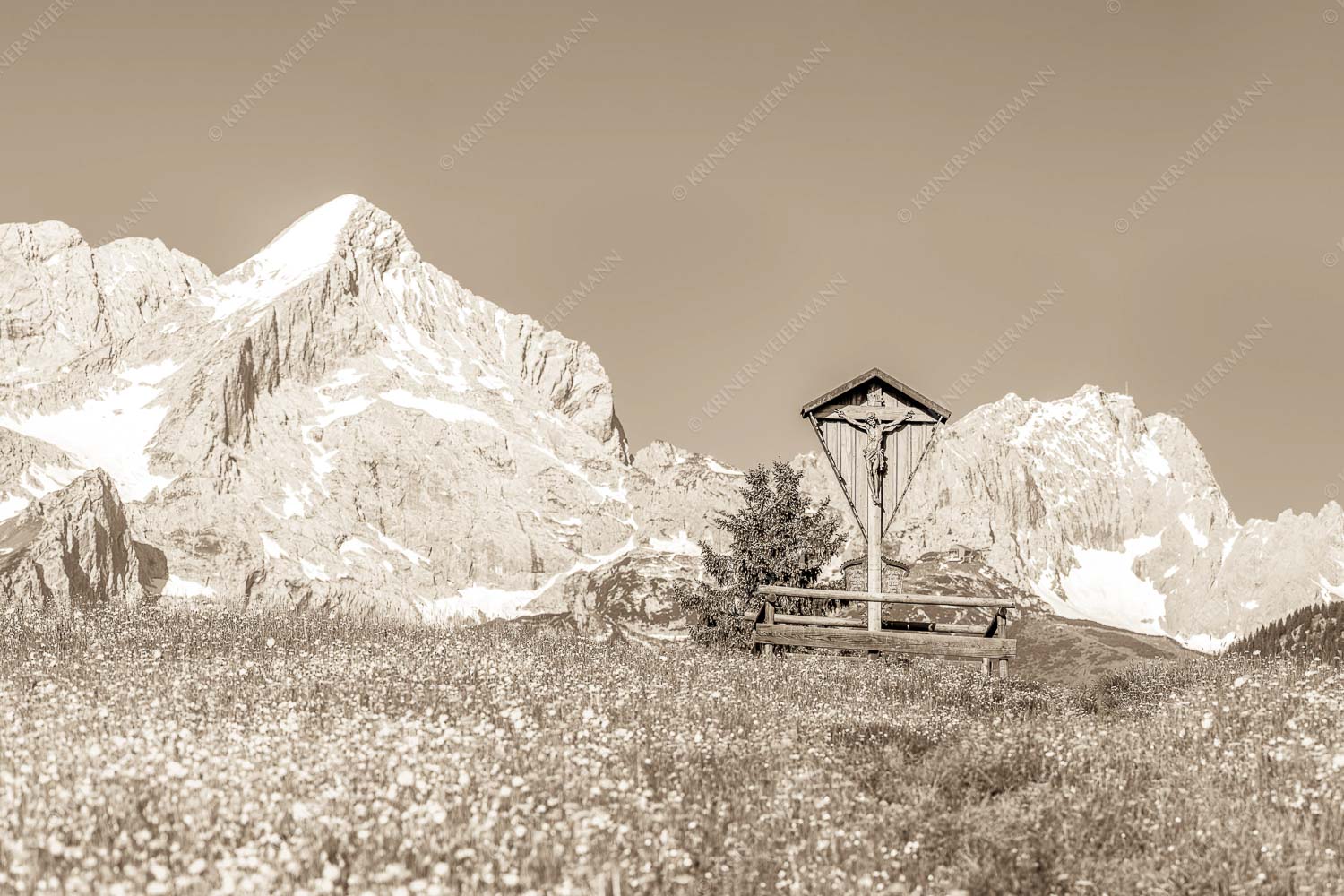 Blick über Blumenwiese am Eckbauer zum Zugspitzmassiv - Wegkreuz 3:2 sepia -- Alpine Kulturlandschaft Alpspitze Zugspitze - mehr Infos bei www.Kriner-Weiermann.de