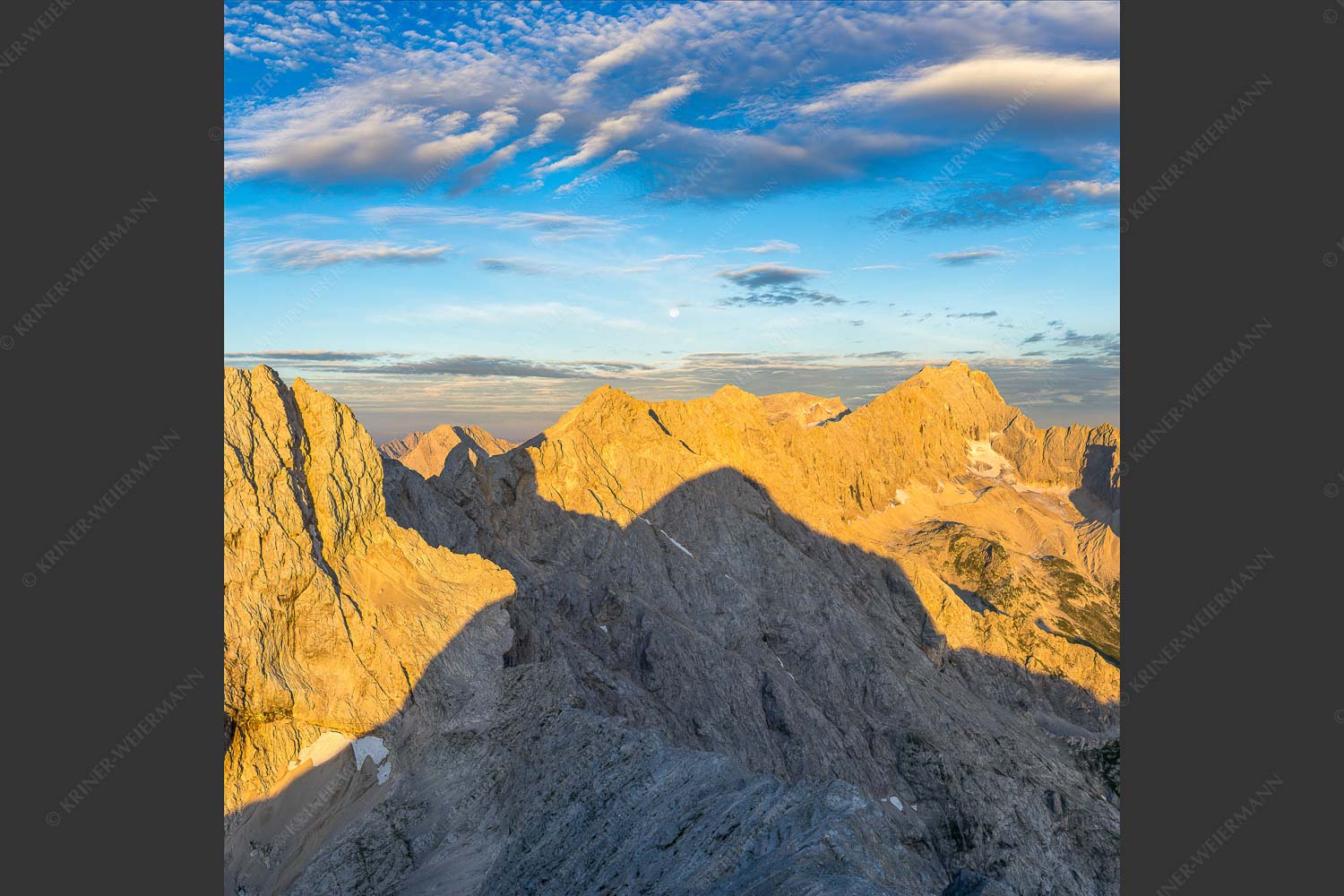 Blick von Alpspitze über Jubiläumsgrat zur Zugspitze - Alpspitzschatten 1:1  -- Hochblassen Jubiläumsgrat Zugspitze - mehr Infos bei www.Kriner-Weiermann.de