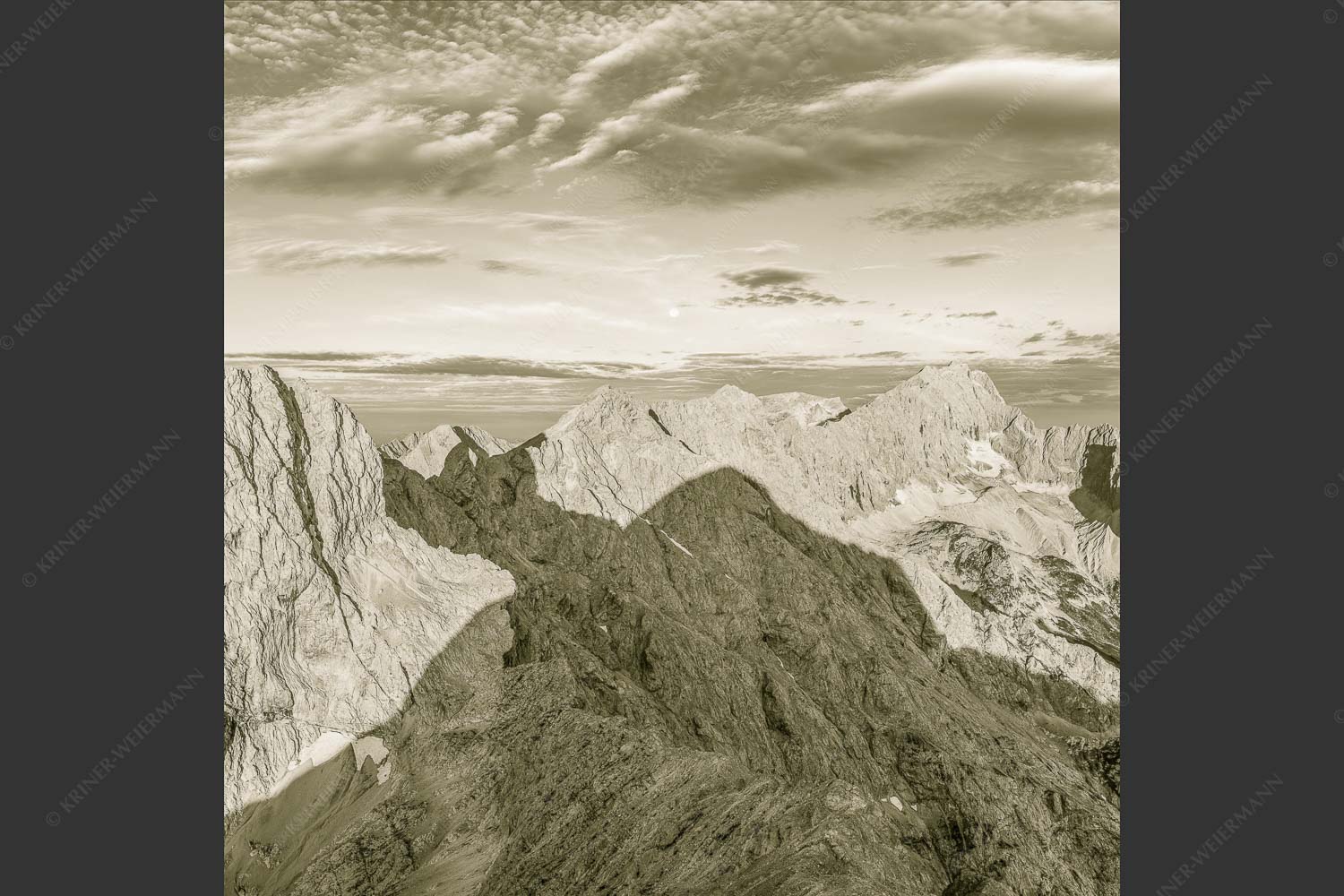 Blick von Alpspitze über Jubiläumsgrat zur Zugspitze - Alpspitzschatten 1:1 sepia -- Hochblassen Jubiläumsgrat Zugspitze - mehr Infos bei www.Kriner-Weiermann.de
