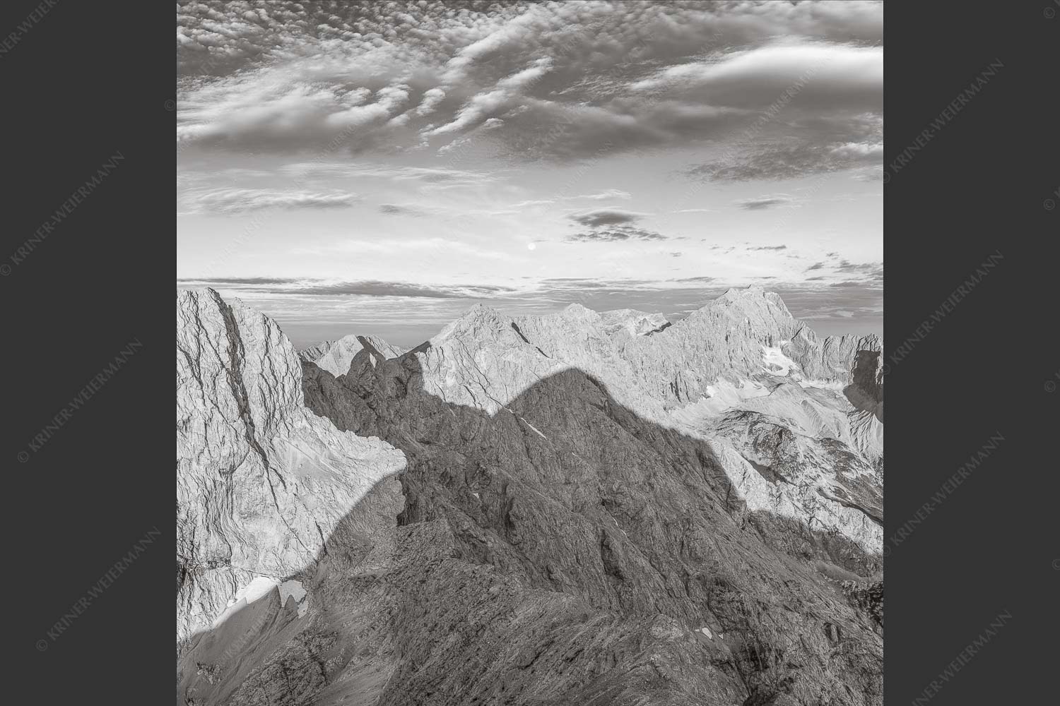 Blick von Alpspitze über Jubiläumsgrat zur Zugspitze - Alpspitzschatten 1:1 sw -- Hochblassen Jubiläumsgrat Zugspitze - mehr Infos bei www.Kriner-Weiermann.de