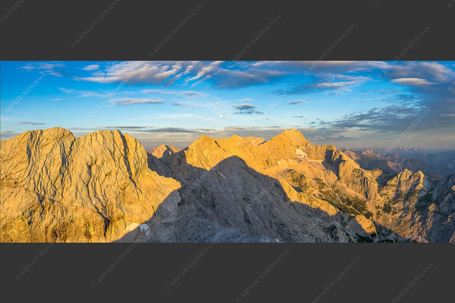 Blick von Alpspitze über Jubiläumsgrat zur Zugspitze - Alpspitzschatten 2,5:1  -- Hochblassen Jubiläumsgrat Zugspitze - mehr Infos bei www.Kriner-Weiermann.de