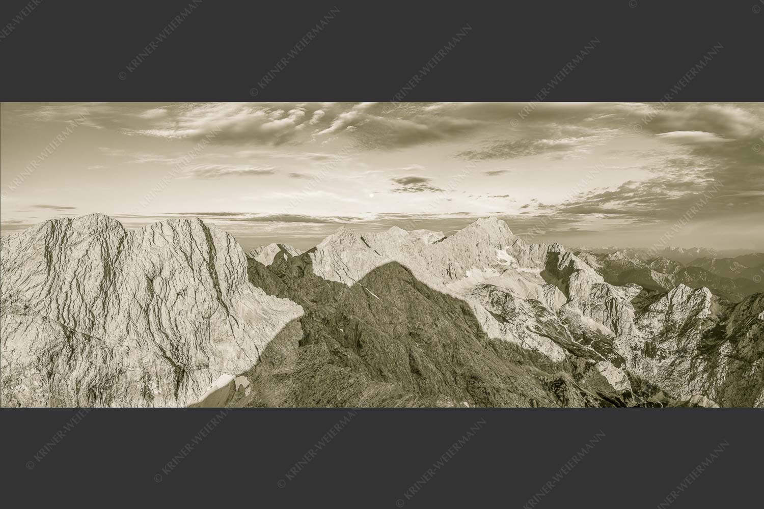 Blick von Alpspitze über Jubiläumsgrat zur Zugspitze - Alpspitzschatten 2,5:1 sepia -- Hochblassen Jubiläumsgrat Zugspitze - mehr Infos bei www.Kriner-Weiermann.de