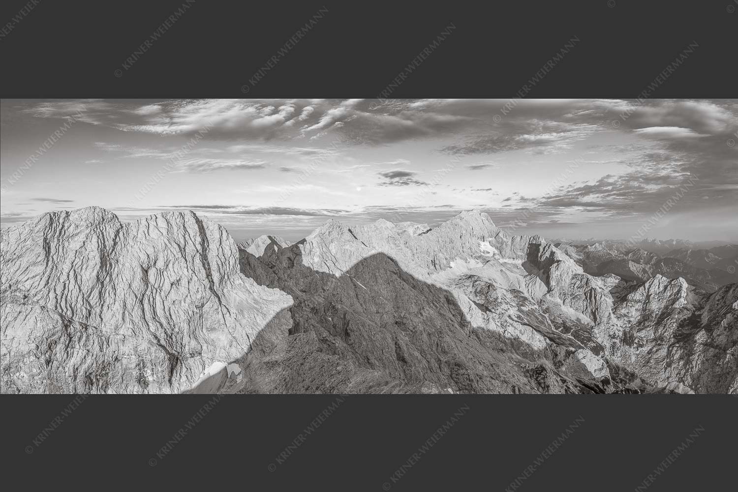 Blick von Alpspitze über Jubiläumsgrat zur Zugspitze - Alpspitzschatten 2,5:1 sw -- Hochblassen Jubiläumsgrat Zugspitze - mehr Infos bei www.Kriner-Weiermann.de
