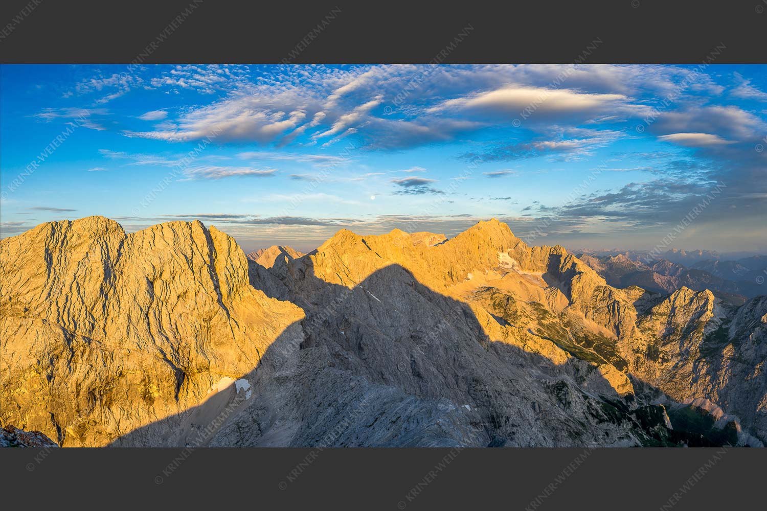 Blick von Alpspitze über Jubiläumsgrat zur Zugspitze - Alpspitzschatten 2:1  -- Hochblassen Jubiläumsgrat Zugspitze - mehr Infos bei www.Kriner-Weiermann.de