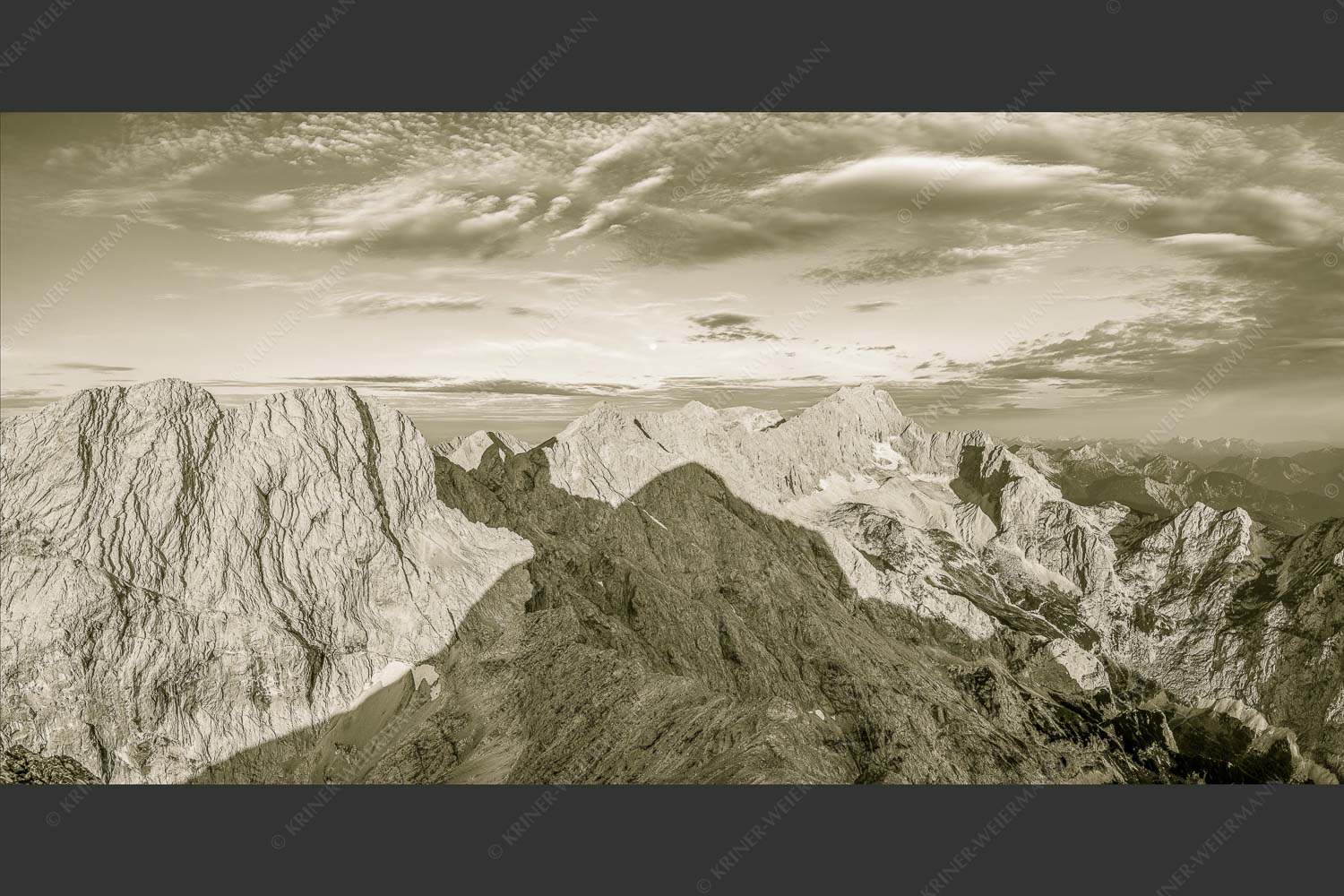 Blick von Alpspitze über Jubiläumsgrat zur Zugspitze - Alpspitzschatten 2:1 sepia -- Hochblassen Jubiläumsgrat Zugspitze - mehr Infos bei www.Kriner-Weiermann.de