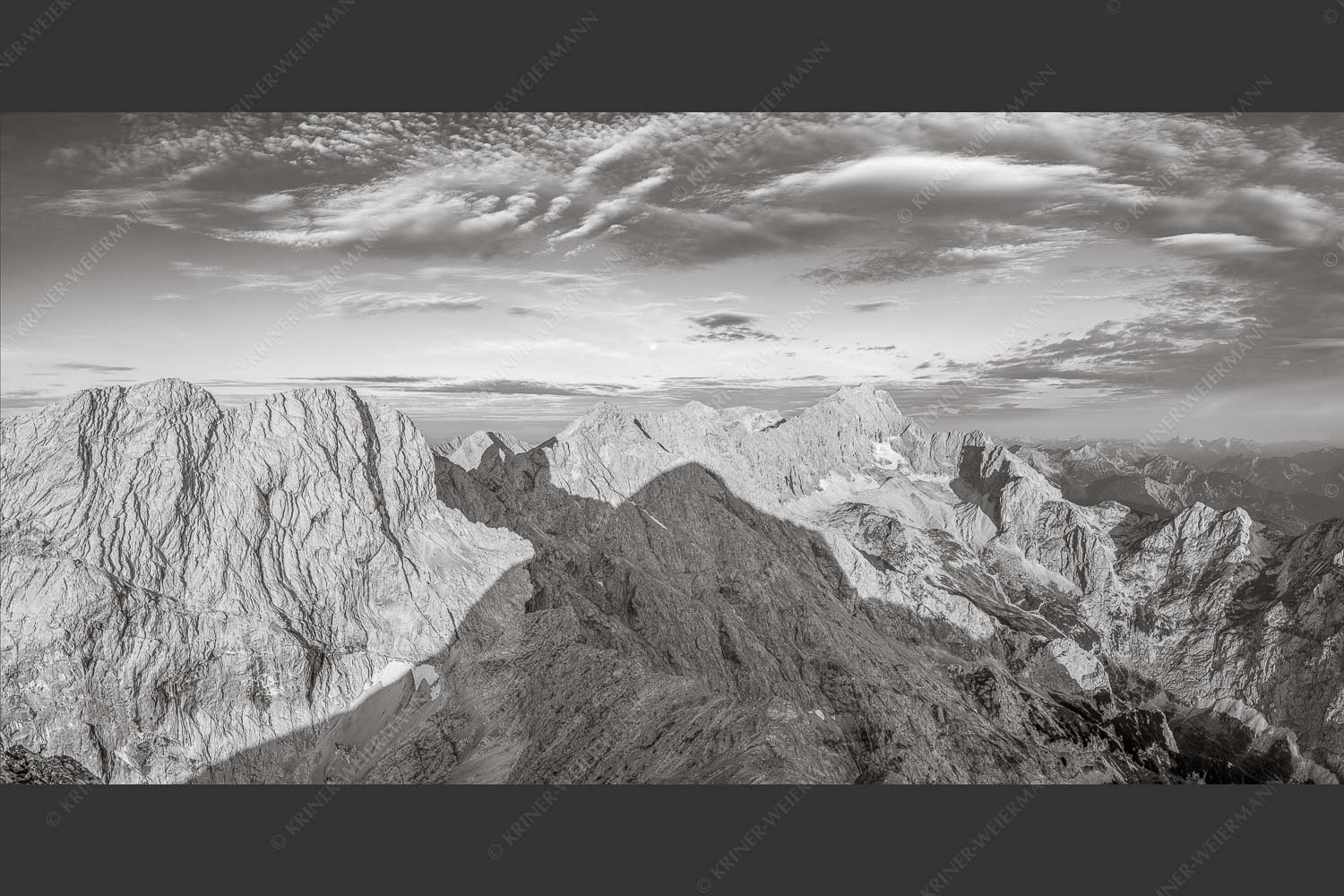 Blick von Alpspitze über Jubiläumsgrat zur Zugspitze - Alpspitzschatten 2:1 sw -- Hochblassen Jubiläumsgrat Zugspitze - mehr Infos bei www.Kriner-Weiermann.de