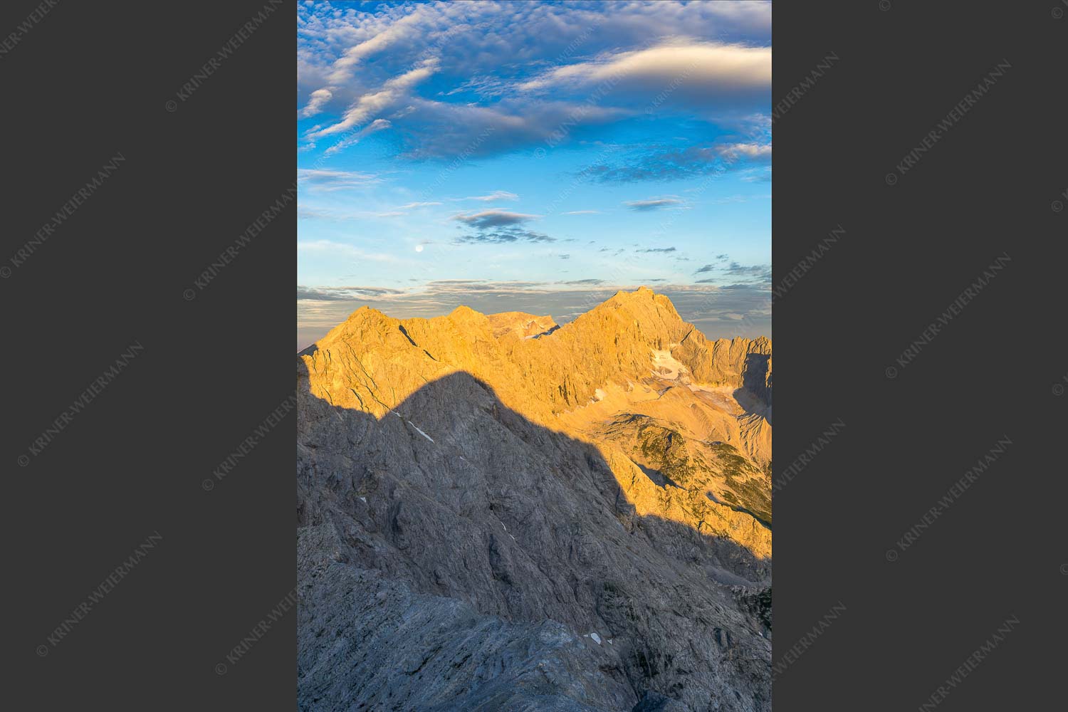 Blick von Alpspitze über Jubiläumsgrat zur Zugspitze - Alpspitzschatten 2:3  -- Hochblassen Jubiläumsgrat Zugspitze - mehr Infos bei www.Kriner-Weiermann.de