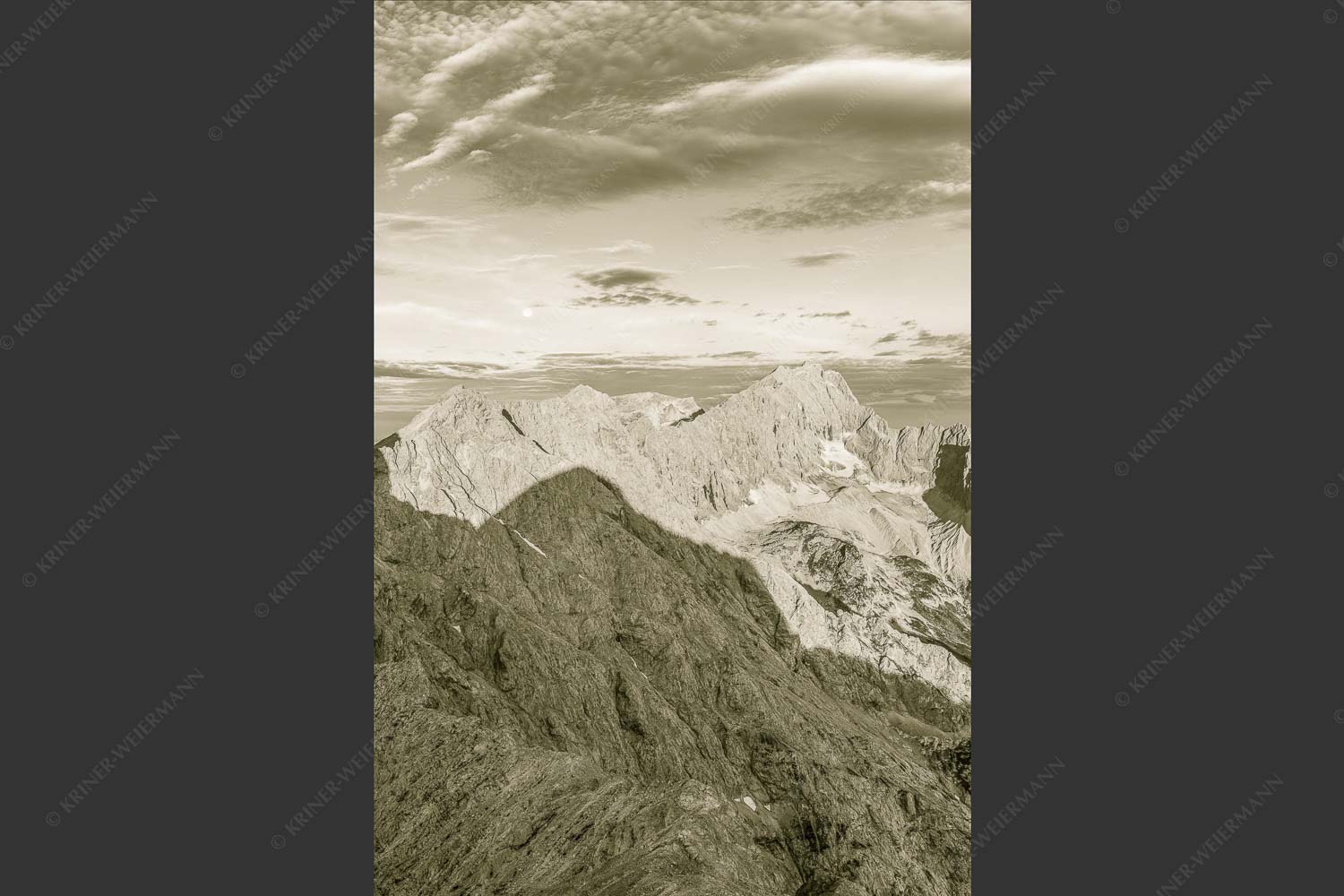 Blick von Alpspitze über Jubiläumsgrat zur Zugspitze - Alpspitzschatten 2:3 sepia -- Hochblassen Jubiläumsgrat Zugspitze - mehr Infos bei www.Kriner-Weiermann.de
