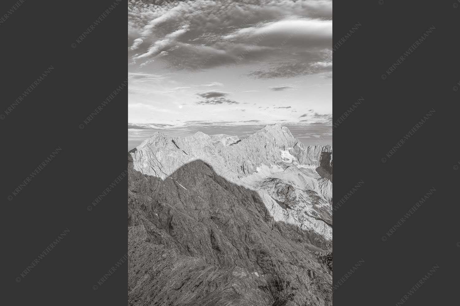 Blick von Alpspitze über Jubiläumsgrat zur Zugspitze - Alpspitzschatten 2:3 sw -- Hochblassen Jubiläumsgrat Zugspitze - mehr Infos bei www.Kriner-Weiermann.de