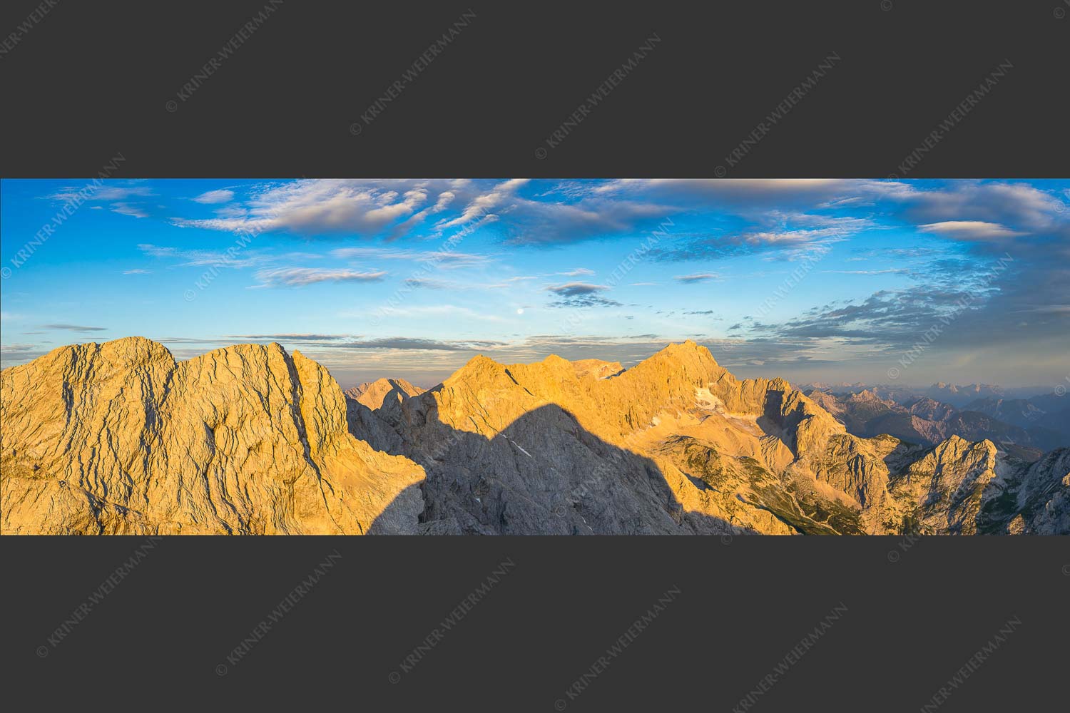 Blick von Alpspitze über Jubiläumsgrat zur Zugspitze - Alpspitzschatten 3:1  -- Hochblassen Jubiläumsgrat Zugspitze - mehr Infos bei www.Kriner-Weiermann.de