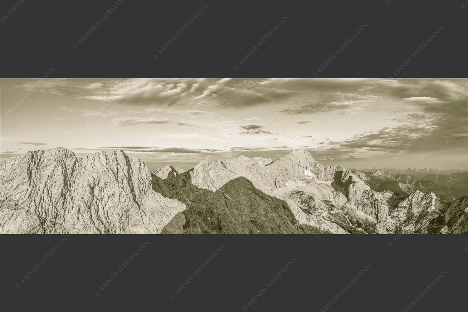 Blick von Alpspitze über Jubiläumsgrat zur Zugspitze - Alpspitzschatten 3:1 sepia -- Hochblassen Jubiläumsgrat Zugspitze - mehr Infos bei www.Kriner-Weiermann.de
