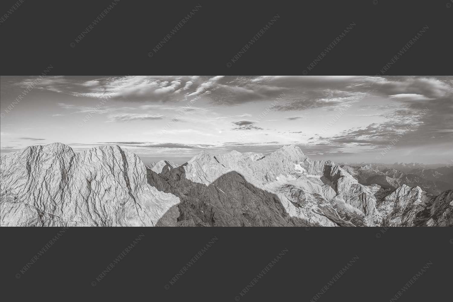 Blick von Alpspitze über Jubiläumsgrat zur Zugspitze - Alpspitzschatten 3:1 sw -- Hochblassen Jubiläumsgrat Zugspitze - mehr Infos bei www.Kriner-Weiermann.de