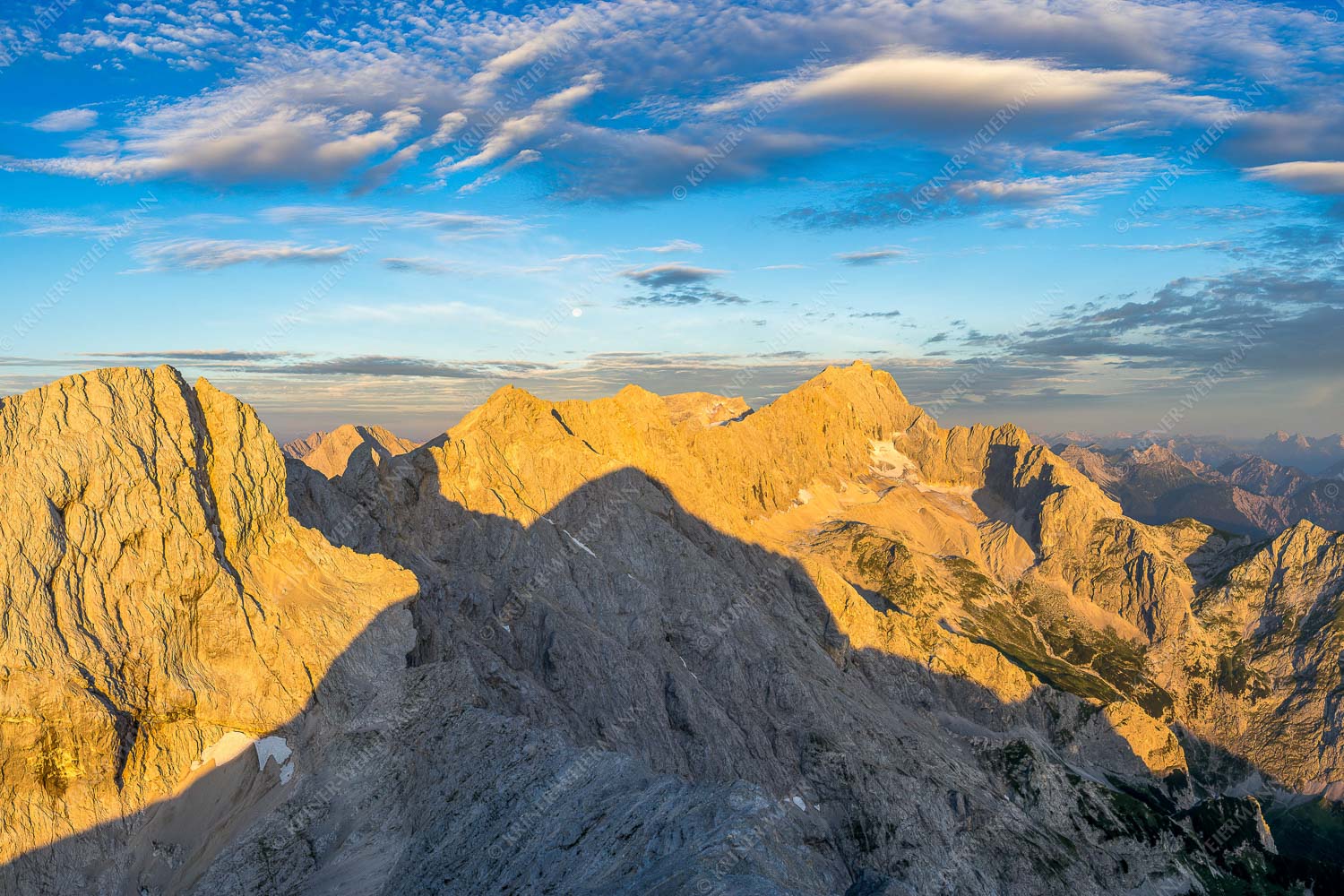 Blick von Alpspitze über Jubiläumsgrat zur Zugspitze - Alpspitzschatten 3:2  -- Hochblassen Jubiläumsgrat Zugspitze - mehr Infos bei www.Kriner-Weiermann.de