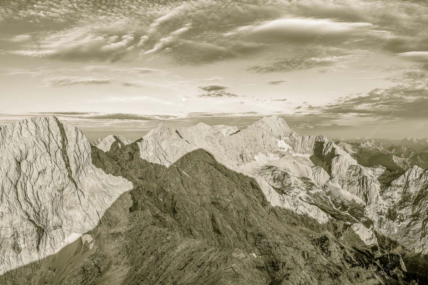 Blick von Alpspitze über Jubiläumsgrat zur Zugspitze - Alpspitzschatten 3:2 sepia -- Hochblassen Jubiläumsgrat Zugspitze - mehr Infos bei www.Kriner-Weiermann.de