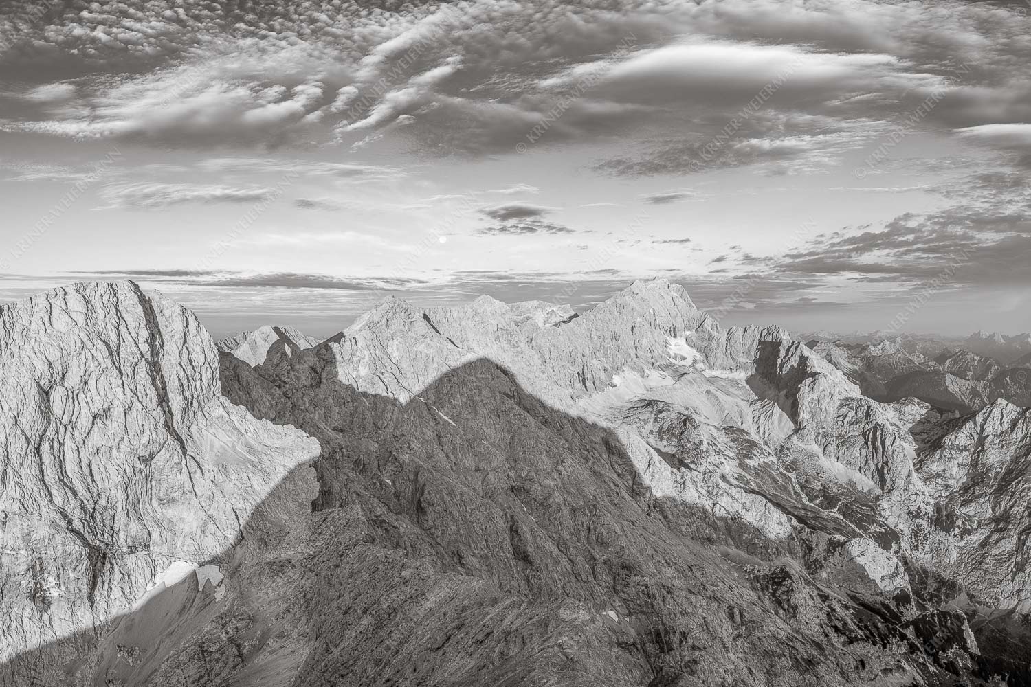 Blick von Alpspitze über Jubiläumsgrat zur Zugspitze - Alpspitzschatten 3:2 sw -- Hochblassen Jubiläumsgrat Zugspitze - mehr Infos bei www.Kriner-Weiermann.de
